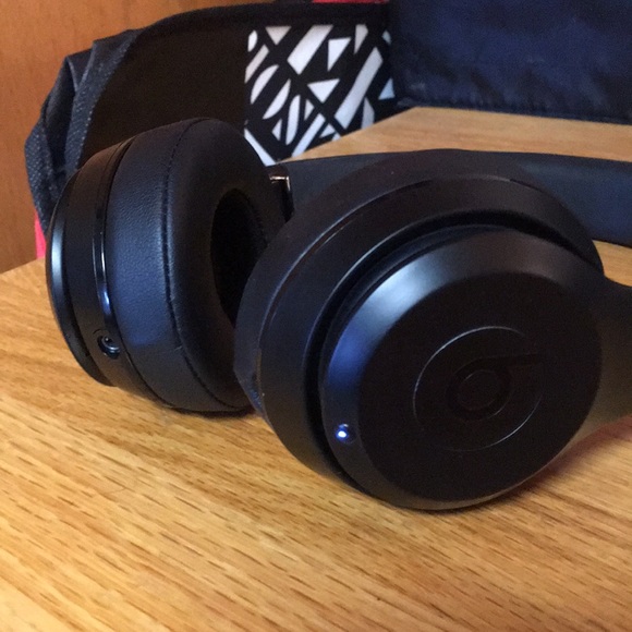 BARELY USED Beats Solo 3 Wireless Headphones - Picture 4 of 8